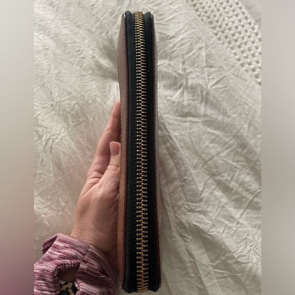 Like New! Authentic Burberry Wallet - Picture 15 of 15